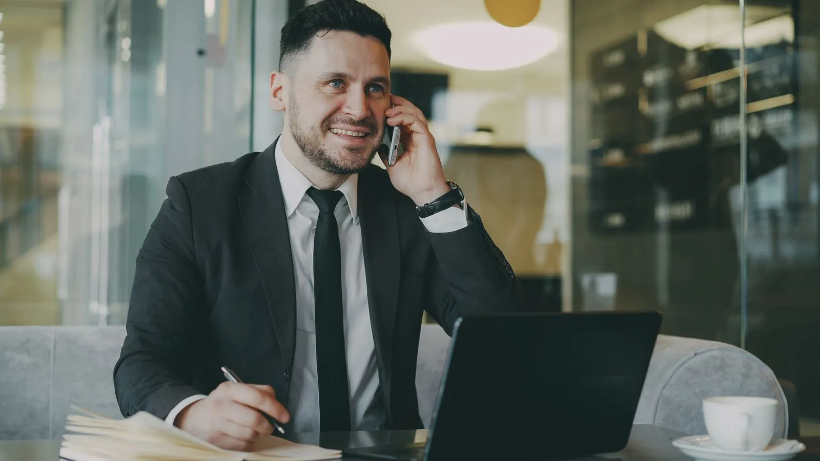 Building Long-Term Client Relationships That Last - Aviy AI invoicing