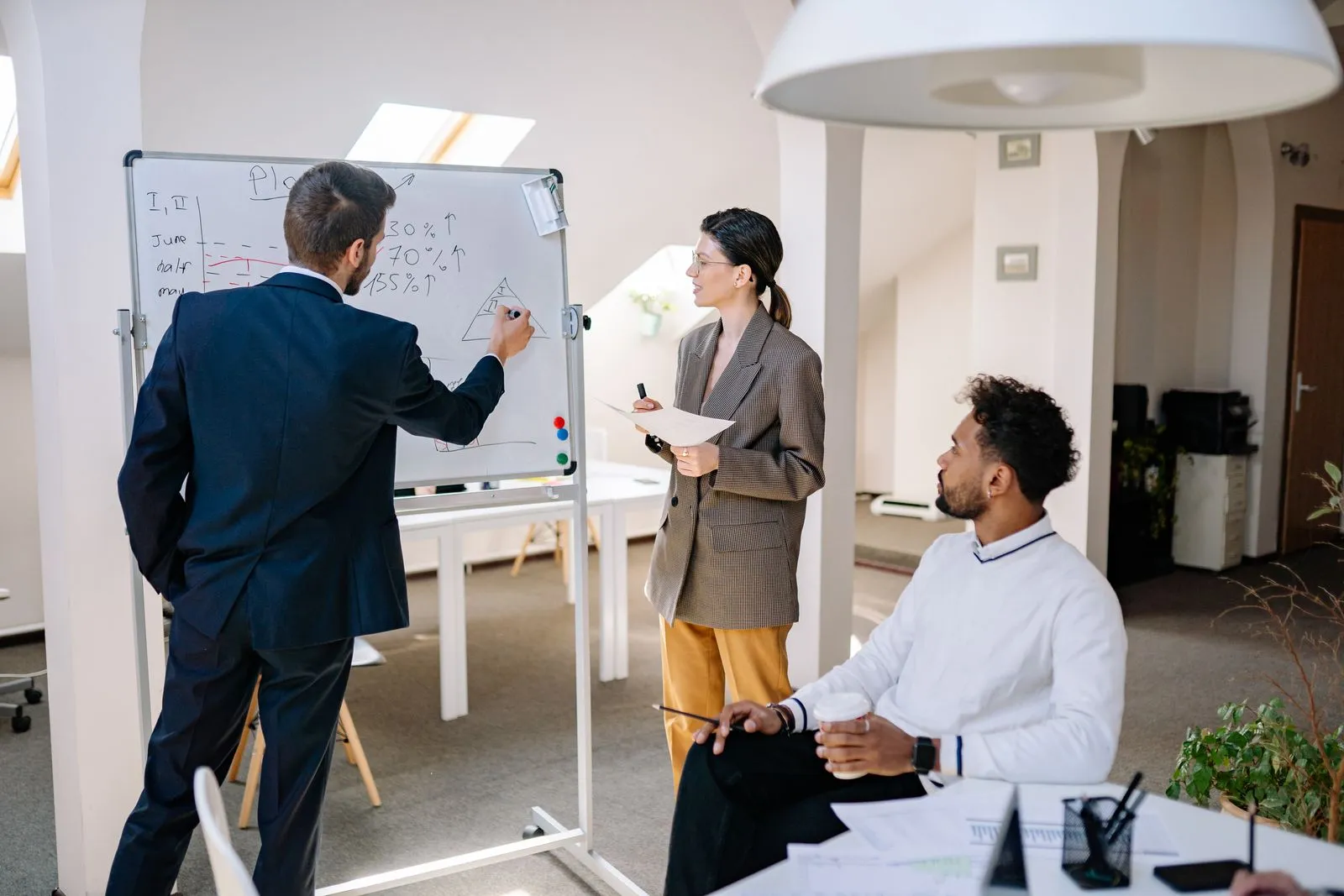 Choosing the Right Business Software Stack: A Practical 2026 Guide - Aviy AI invoicing