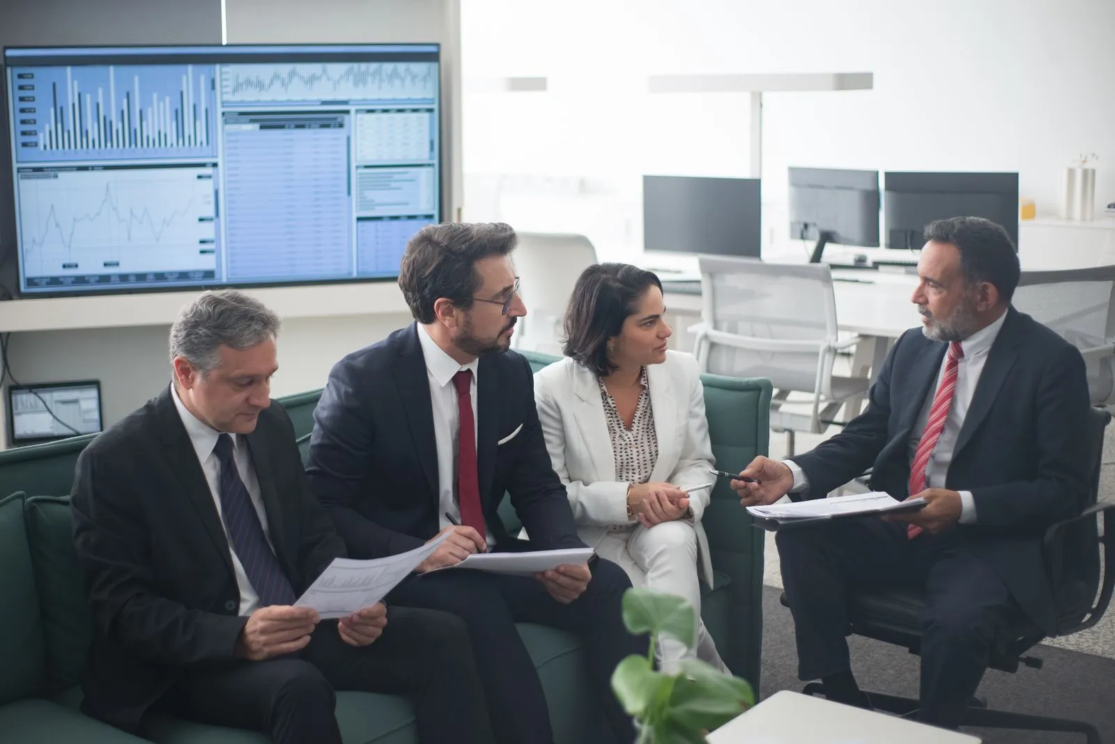 Fixed Costs vs Variable Costs Explained - Aviy AI invoicing