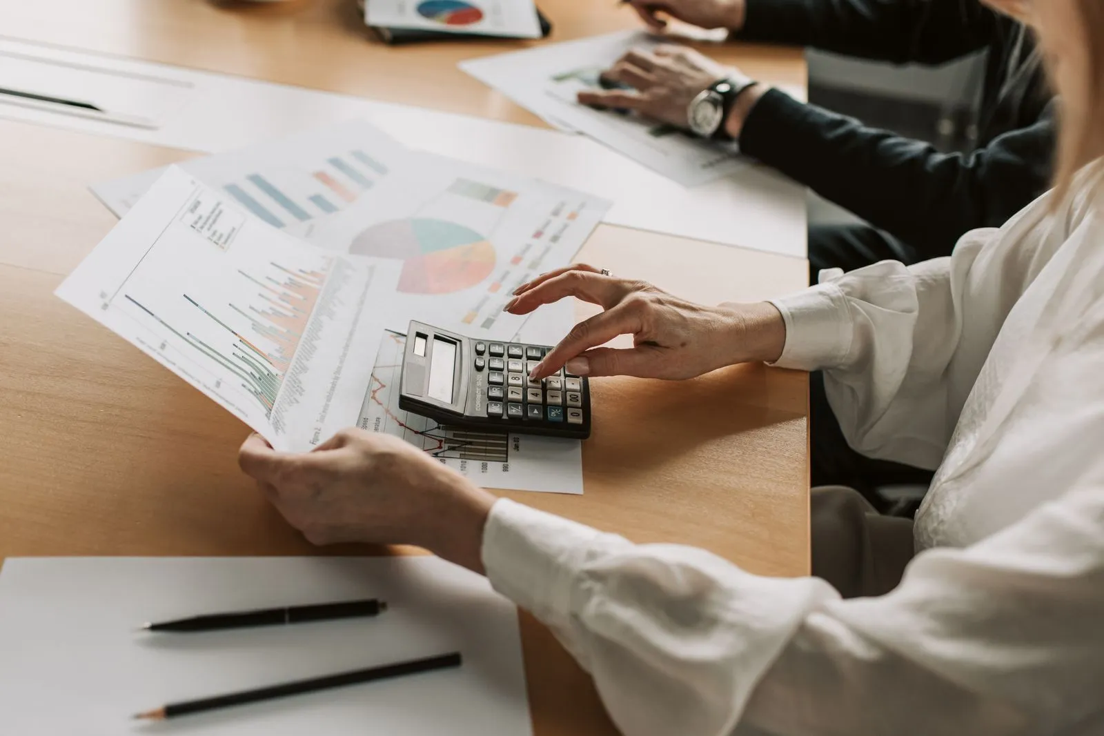 Gross Profit vs Net Profit: Understanding the Difference - Aviy AI invoicing