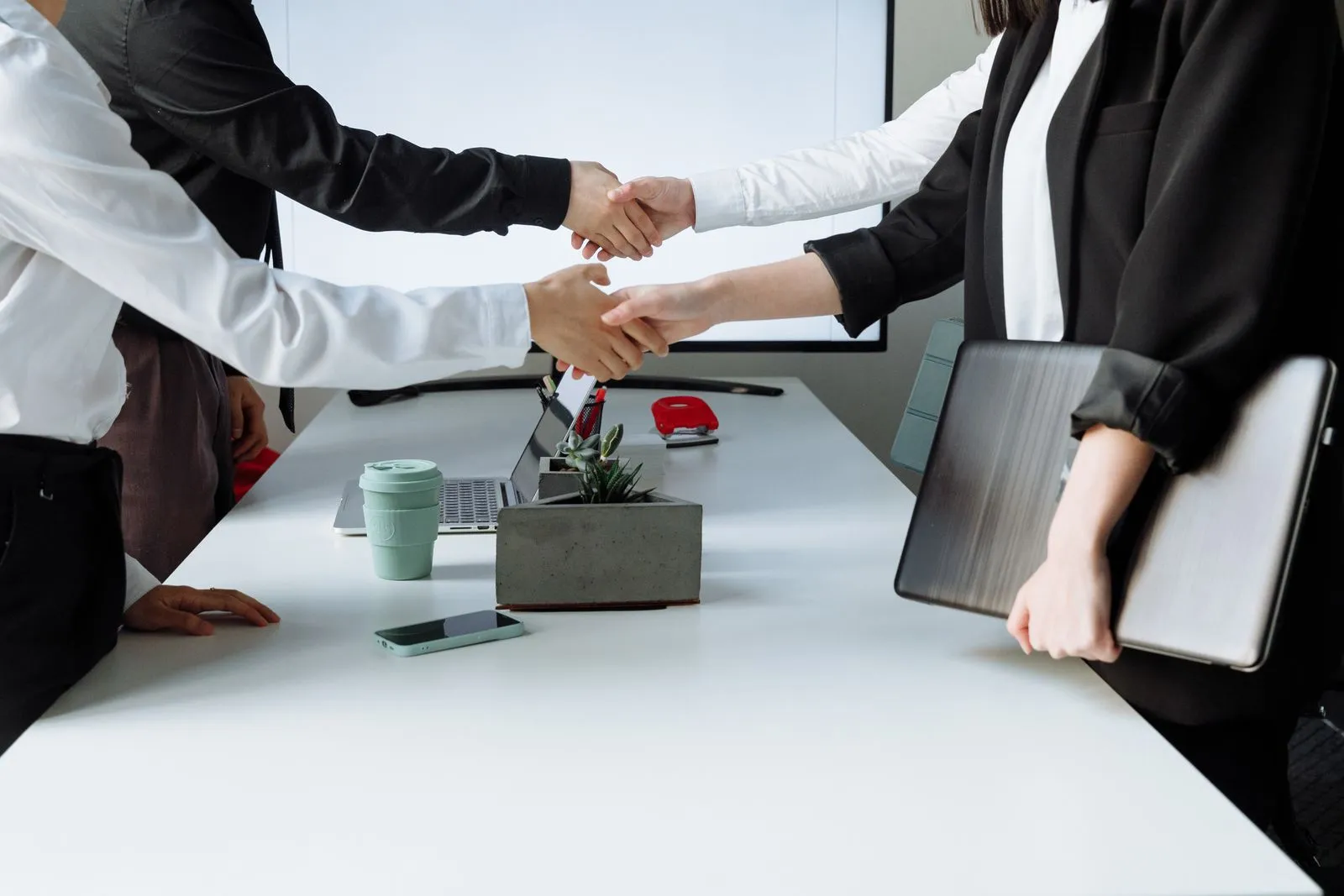 How to Create an Invoice in the UK: The Complete 2026 Guide - Aviy AI invoicing