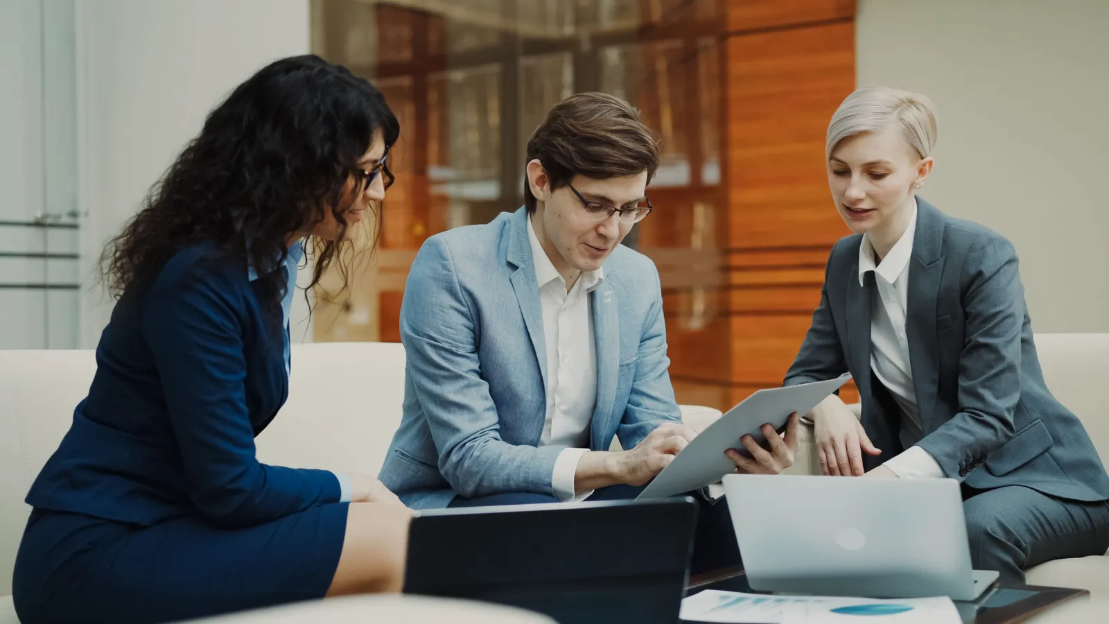 Increasing Customer Lifetime Value: The Complete 2026 Guide - Aviy AI invoicing