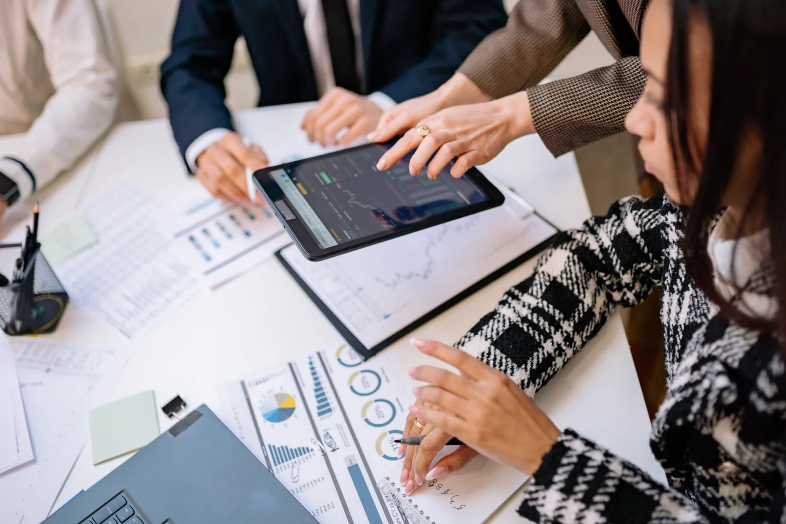 Monthly Revenue Calculator: How to Calculate Monthly Revenue - Aviy AI invoicing