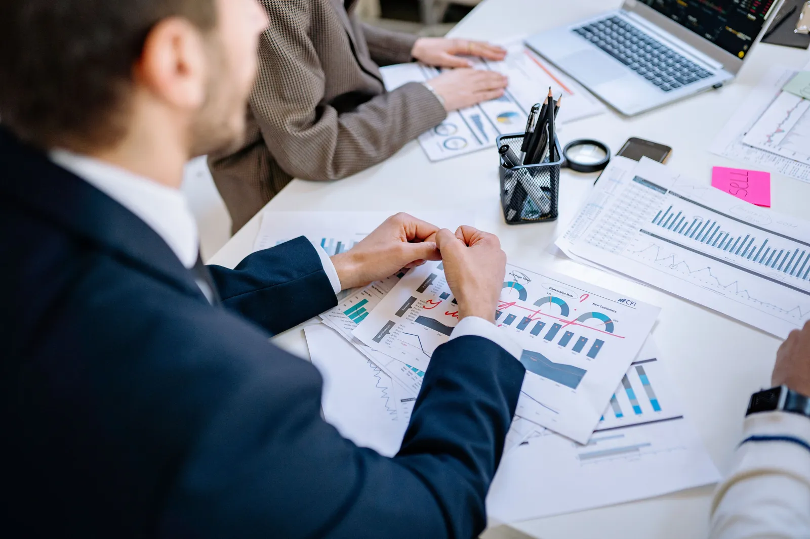 Retainer Pricing Calculator: How to Price a Retainer - Aviy AI invoicing